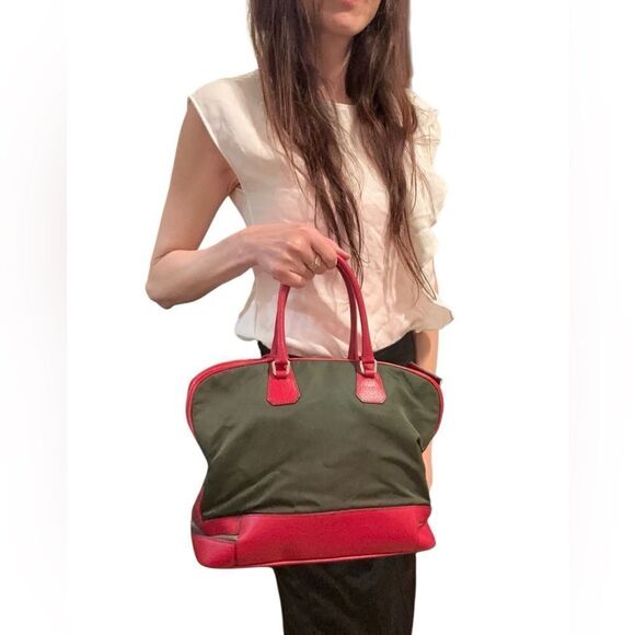 Auth Prada red leather and green nylon hand bag - Picture 2 of 16